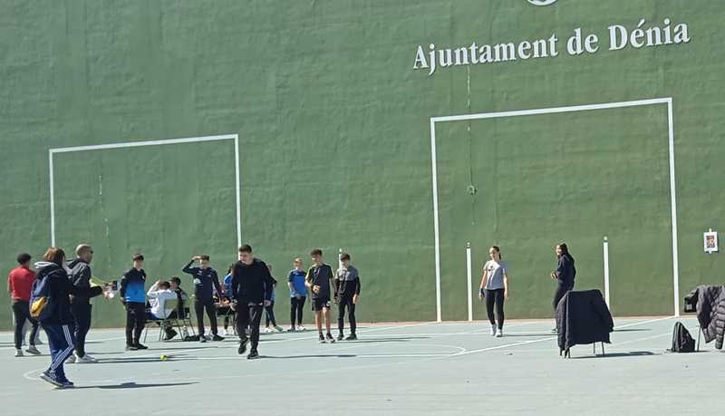 Jornada intercentros de pilota en el polideportivo