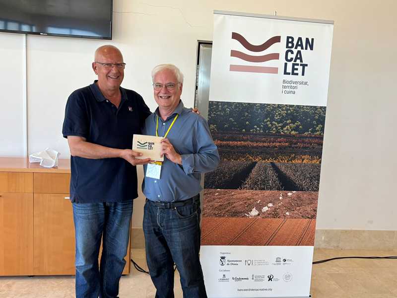 Antoni Reig recibió el azulejo de barro que identifica a la marca Bancalet
