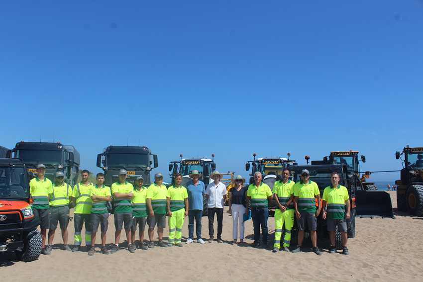  El nou contracte de manteniment i neteja de les platges reforça el servei amb més maquinàri...