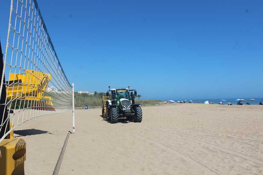  El nou contracte de manteniment i neteja de les platges reforça el servei amb més maquinàri...