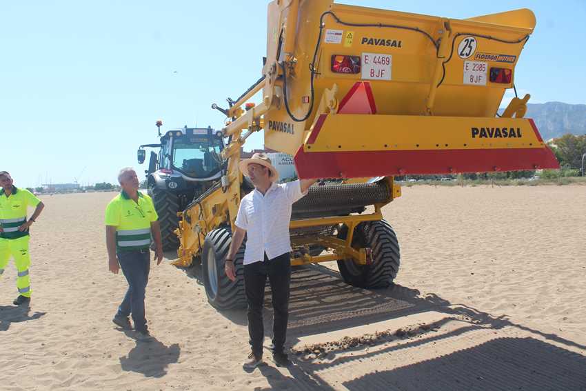  El nou contracte de manteniment i neteja de les platges reforça el servei amb més maquinàri...
