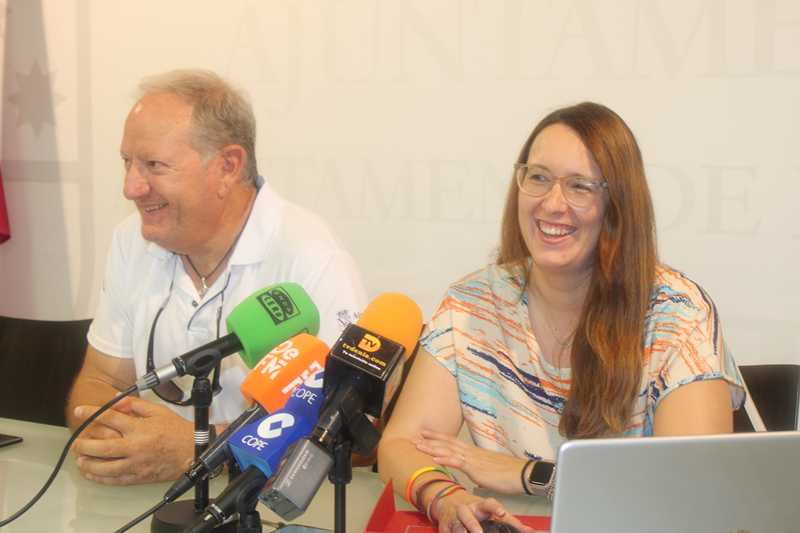 La regidora Sandra Gertrúdix amb Toni Martínez durant la presentació