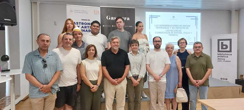 Foto Alumnat de la quinta promoció del Grau de Gastronomia de la UA defén a Dénia els seus trebal...
