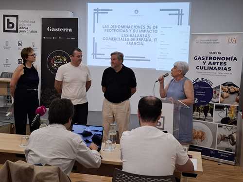  Alumnat de la quinta promoció del Grau de Gastronomia de la UA defén a Dénia els seus treba...