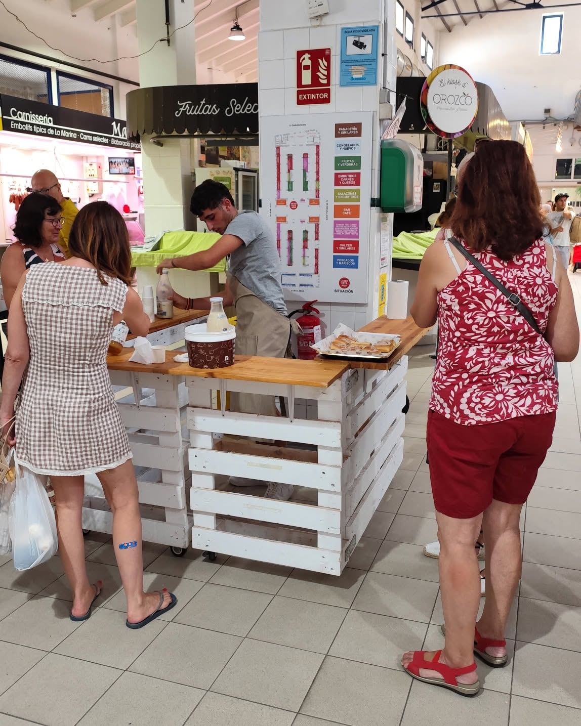 La campaña “Fresc i bo” obsequia a la clientela del Mercat de Dénia con smoothies y horchata