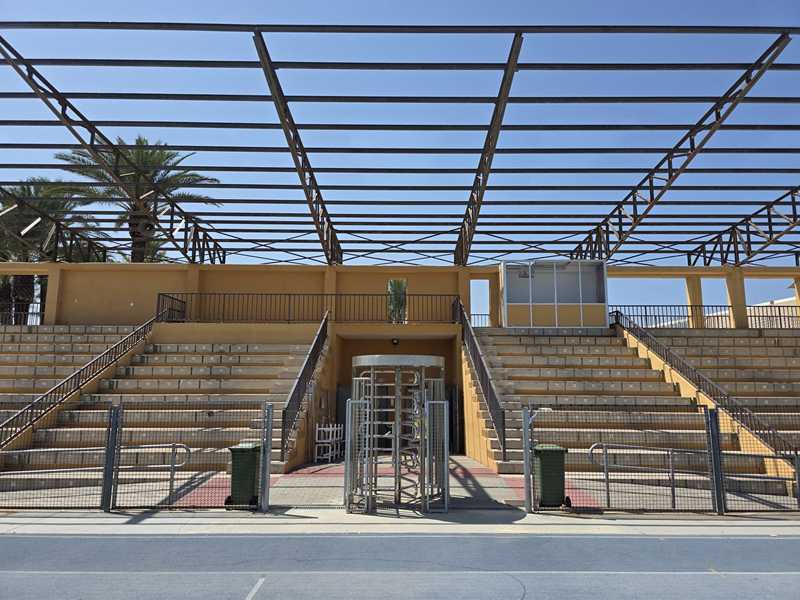 Foto Dénia reobri la graderia de la pista d’atletisme després de la retirada de l’antiga coberta ...