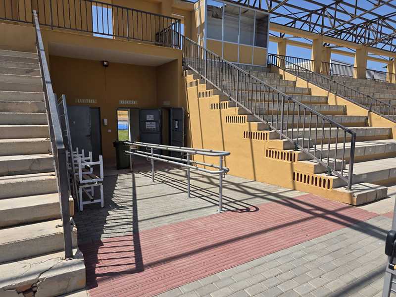  Dénia reabre el graderío de la pista de atletismo después de la retirada de la antigua cubierta por cuestiones de seguridad 