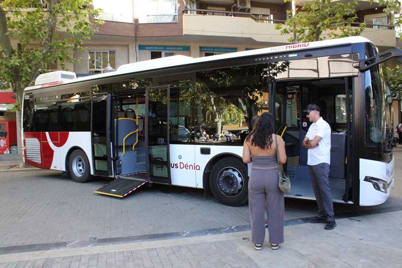  BusDenia presenta la nova flota de set autobusos híbrids i elèctrics amb etiqueta ambiental...