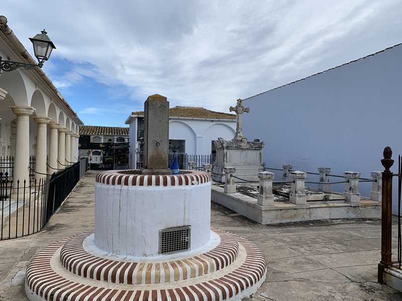  Una visita guiada pel cementeri de Dénia descobrix panteons i tombes de personatges destaca...
