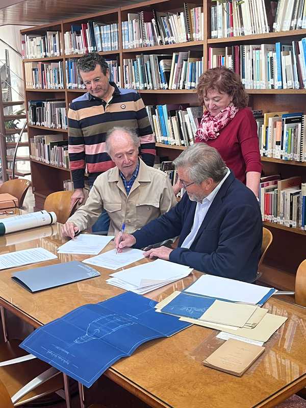 El denier Juan Ferrer Marsal dona a l'Arxiu de la ciutat material imprés i gràfic sobre ...